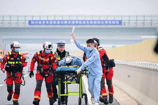 空地一体应急救援体系_天津交通事故_高速公路交通事故应急救援演练
