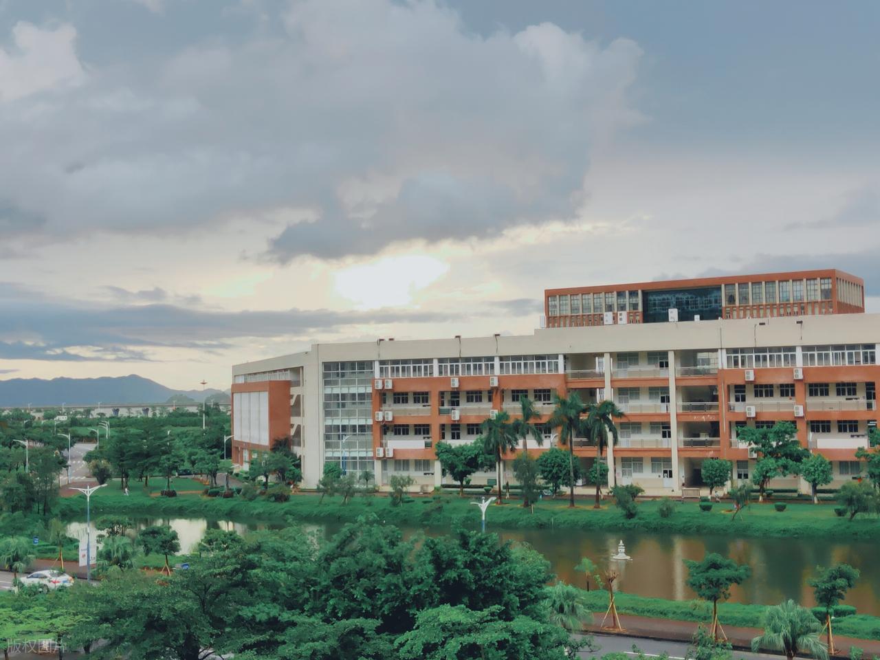 黎明职业大学录取分数线_黎明职业大学介绍与报考指南_2026年江汉大学专科录取分数线（2026各省份录取分数线及位次排名）